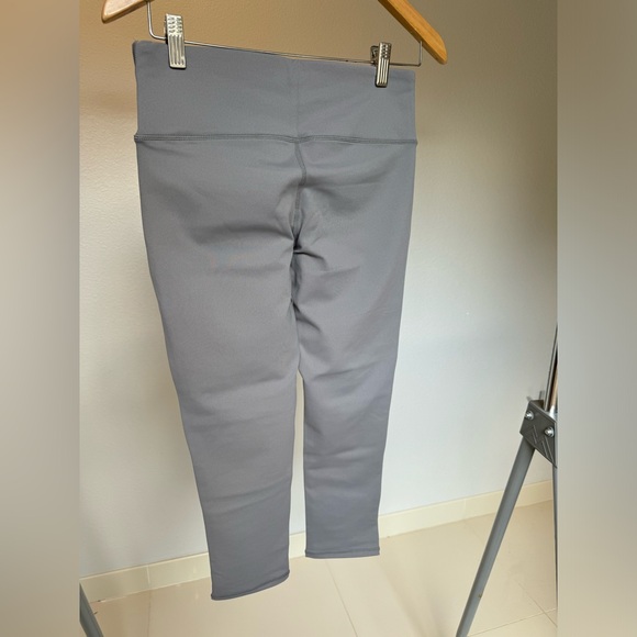 Oalka Grey Small Capri Leggings NWT - Picture 5 of 8